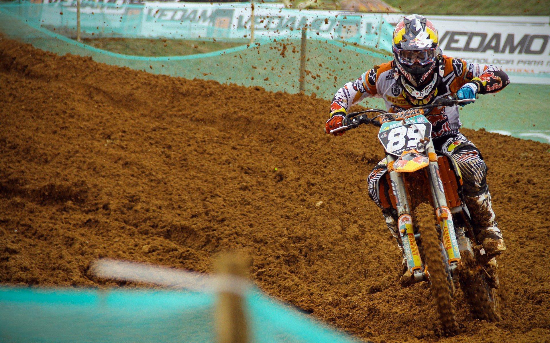 银河战舰遭遇短暂阴霾，联赛两连败落后榜首，欧冠前夜帅位波澜暗涌